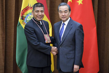 عضو مجلس الدولة الصيني يلتقي بوزير الخارجية البوليفي لبحث العلاقات الثنائية