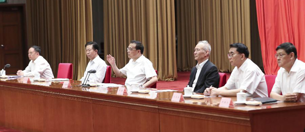 رئيس مجلس الدولة الصيني يؤكد أهمية الموارد البشرية والمواهب من أجل التنمية عالية الجودة