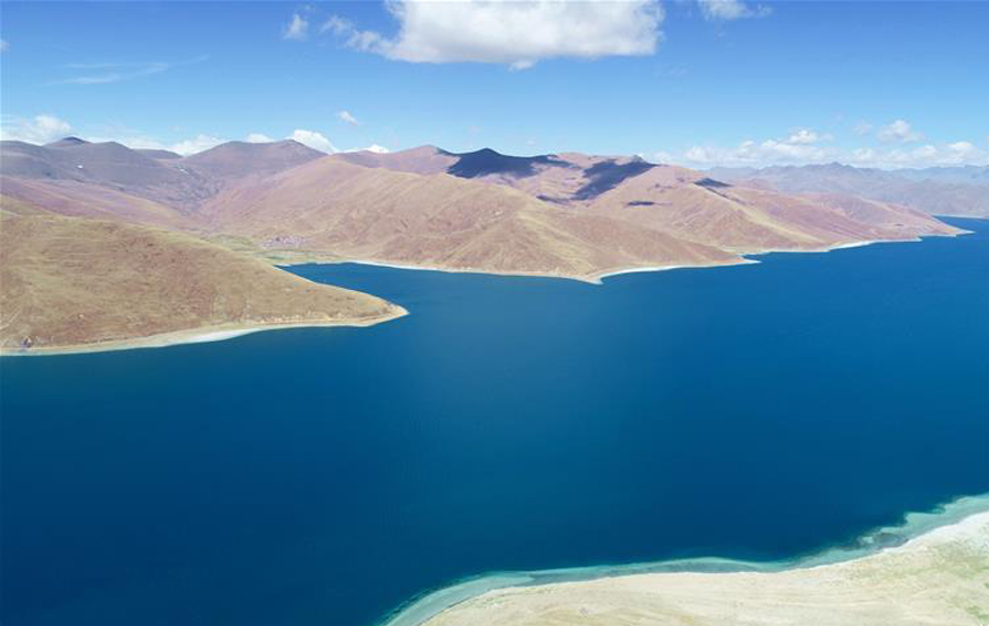مناظر بحيرة يامدروك في التبت جنوب غربي الصين