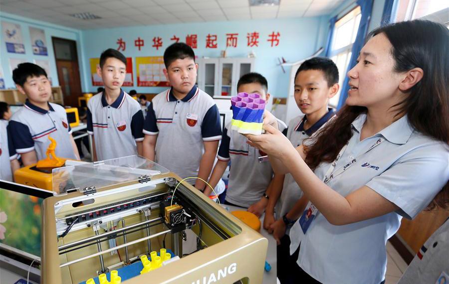 الطباعة ثلاثية الأبعاد تدخل مدرسة في مدينة تشينغدوا بشرق الصين