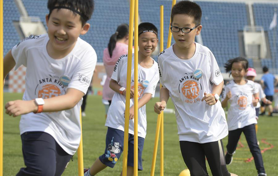 الأطفال يشاركون في مسابقات الألعاب الرياضية الممتعة في بكين