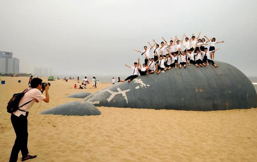 صور تخرج تذكارية على شواطئ البحر في شمالي الصين