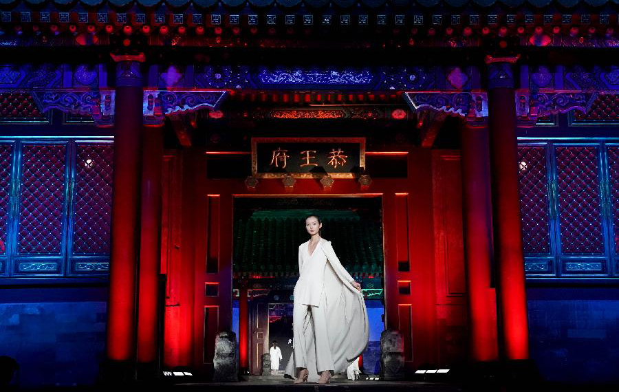 معرض الأزياء بعناصر طرز قومية مياو يقام في قصر الأمير قونغ