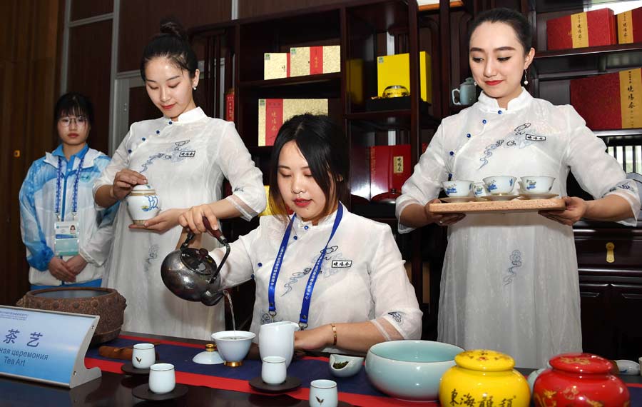 عرض فني للشاي في المركز الإعلامي لقمة منظمة شانغهاي للتعاون في تشينغداو