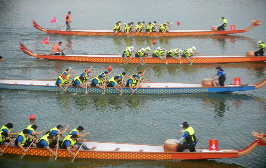 إقامة سباق قوارب التنين في مقاطعة جيانغسو لاستقبال عيد قوارب التنين