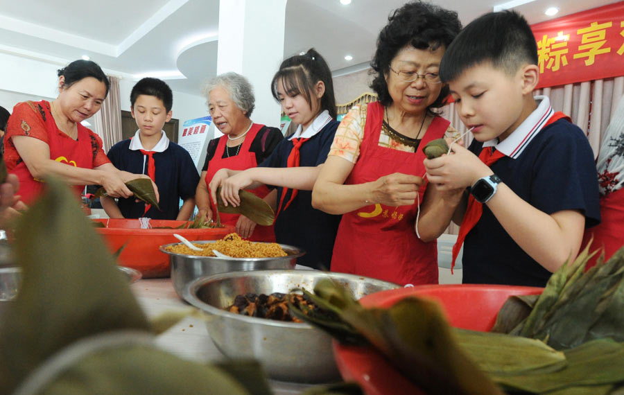 صنع أطعمة تسونغتسي بحلول عيد دوانوو في أنحاء الصين