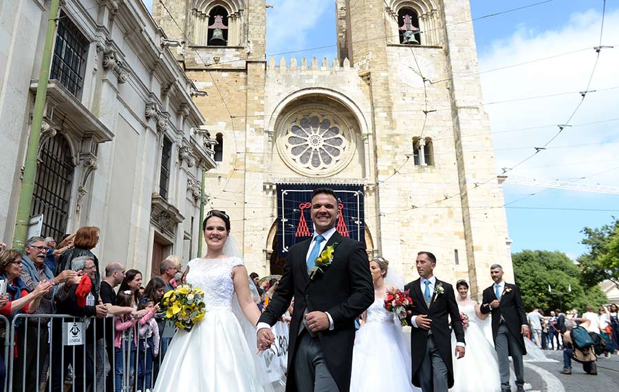 الأزواج يشاركون في حفل زفاف جماعي في لشبونة، البرتغال