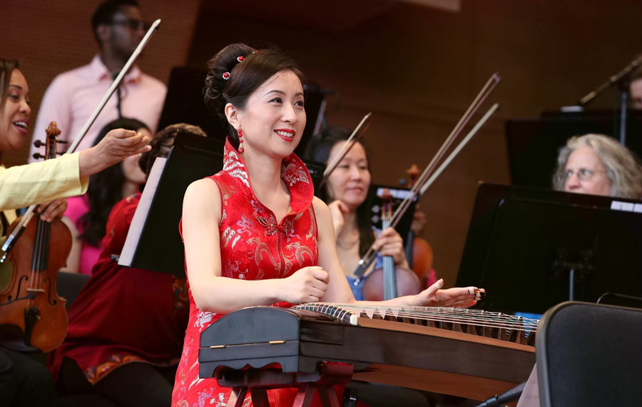 عازفة صينية تشارك في حفل لأوركسترا شيكاغو لموسيقى الجاز