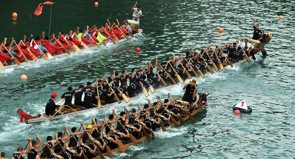 سباقات لاستقبال عيد قوارب التنين في جنوب غربي الصين