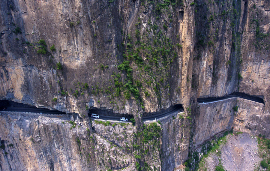 طريق بين منحدرات في قرية شنلونغوان شمالي الصين