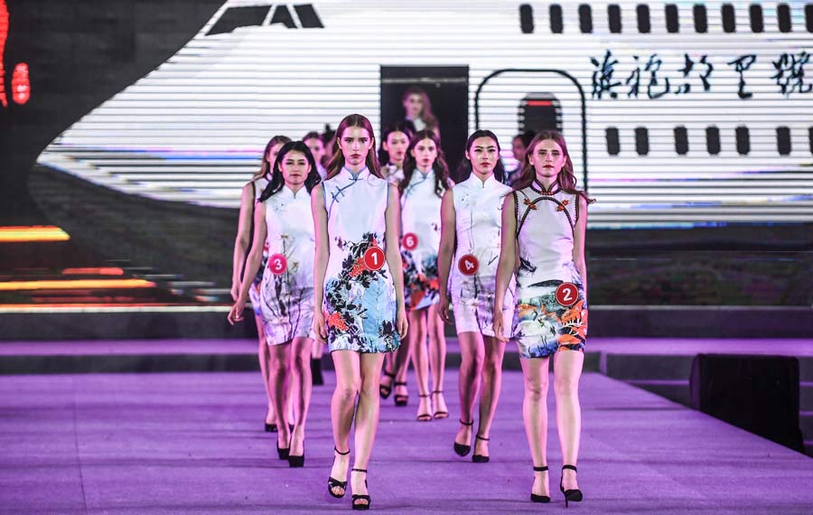 المنافسة الدولية لأزياء تشيباو تقام في مقاطعة لياونينغ بشمال شرقي الصين