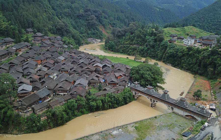 الصور الجوية للمناظر الخلابة لقرية قومية دونغ في مقاطعة قويتشو