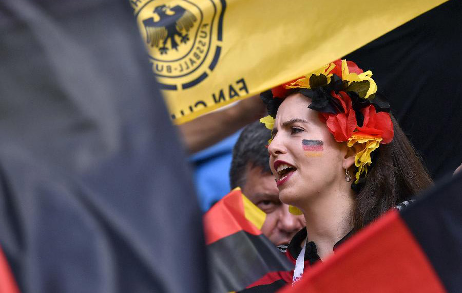 مشهد لمشجعين لفريق ألمانيا قبل مباراة ألمانيا وكوريا الجنوبية