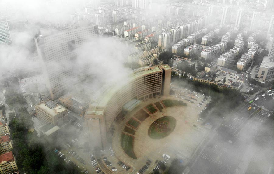 مشهد جوي للضباب الذي يخيم فوق مدينة تشينغداو بشرق الصين