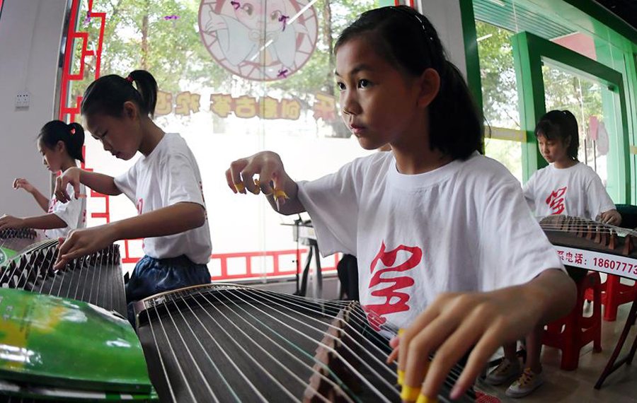الطلاب يتعلمون مهارات جديدة في العطلة الصيفية في مدينة تشنغتشو بمنطقة قوانغشي ذاتية الحكم لقومية تشوانغ