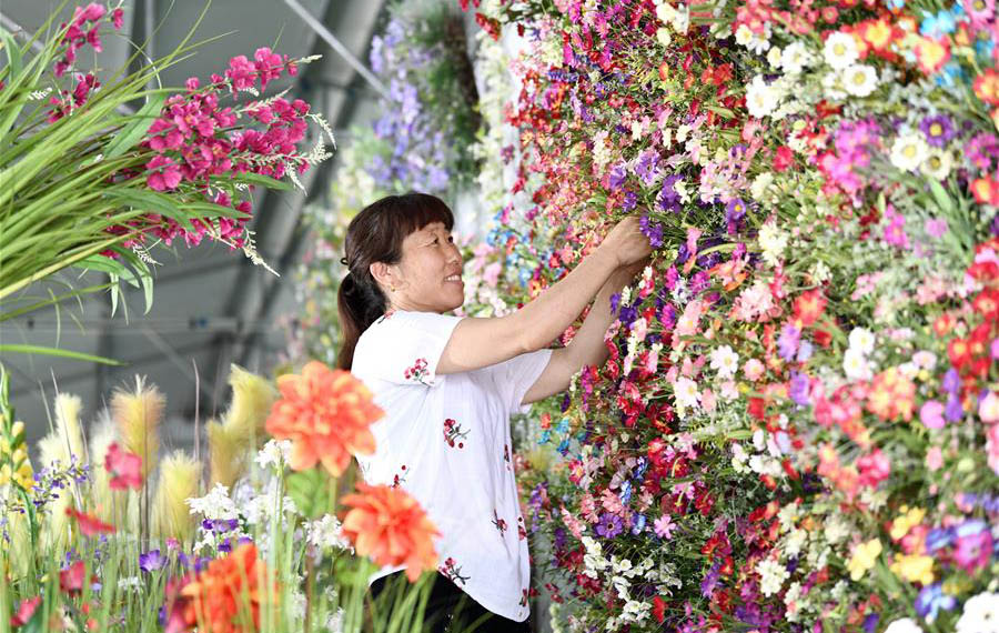 تصدير زهور الحرير الاصطناعية إلى الخارج يساعد على زيادة الدخل في مقاطعة خبي شمال الصين