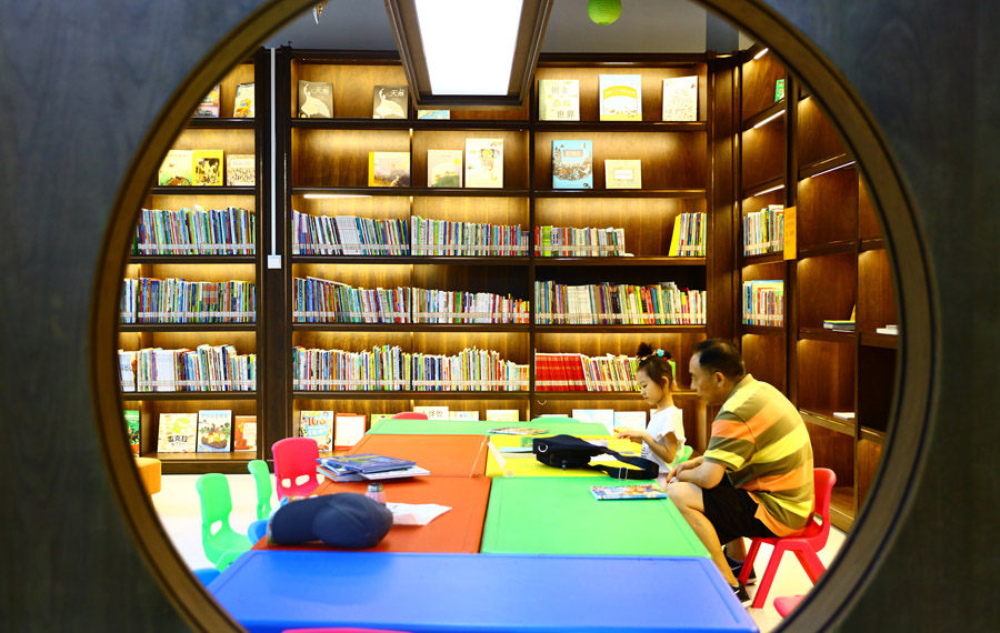 الأطفال يقرأون في مختلف المكتبات في العطلة الصيفية