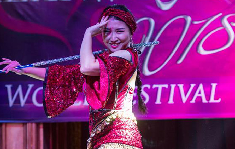 الراقصة الصينية تقدم عرضا في مهرجان الرقص الشرقي في القاهرة