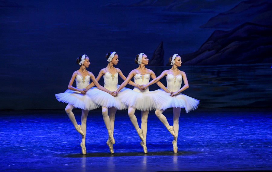 رقص الباليه "بحيرة البجع" يجري في مسرح أورومتشي