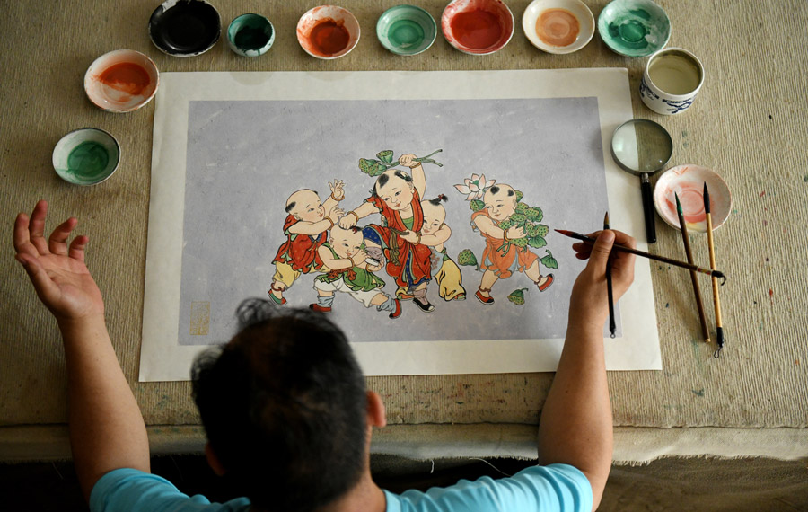 فنان صيني يستخدم التقنيات الجصية في الرسم