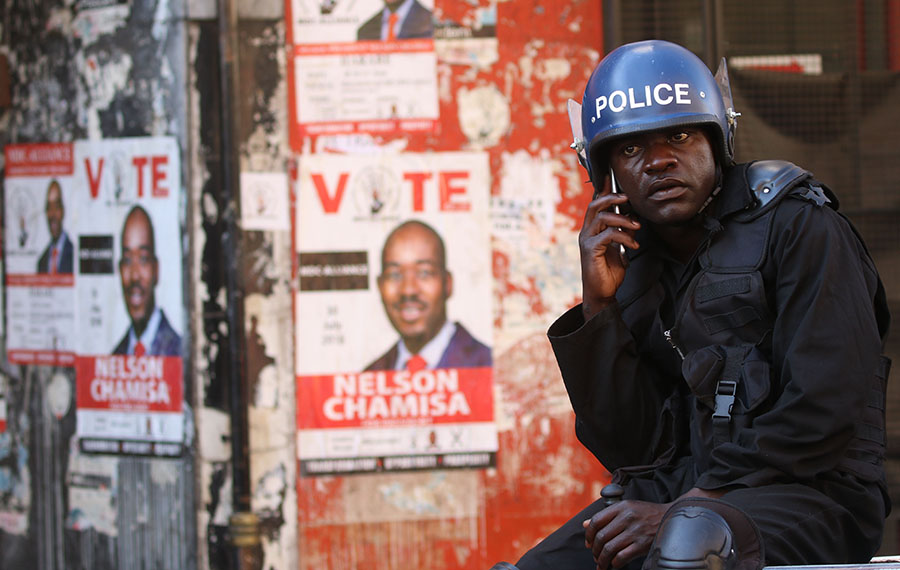 شرطة زيمبابوي تعتقل 16 مشتبها عقب اشتباكات المتظاهرين مع قوات الأمن