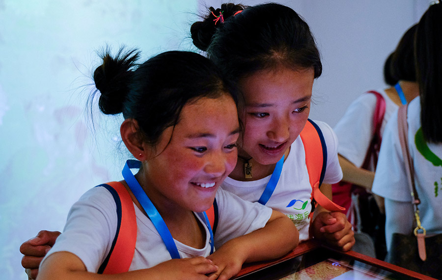 أطفال من منطقة التبت الذاتية الحكم يزورون مقاطعة تشجيانغ في العطلة الصيفية
