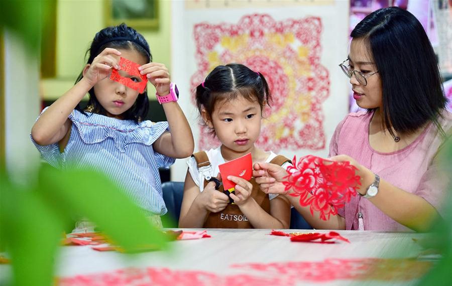 التلاميذ يتعلمون الحرف اليدوية التقليدية الصينية في العطلة الصيفية