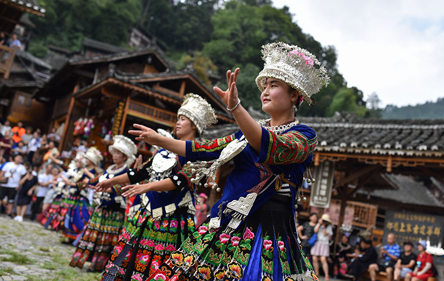 الرقص الشعبي في مقاطعة قويتشو جنوب غرب الصين