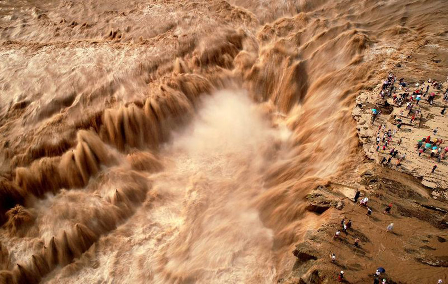 شلال هوكو في النهر الأصفر خلال موسم الفيضانات