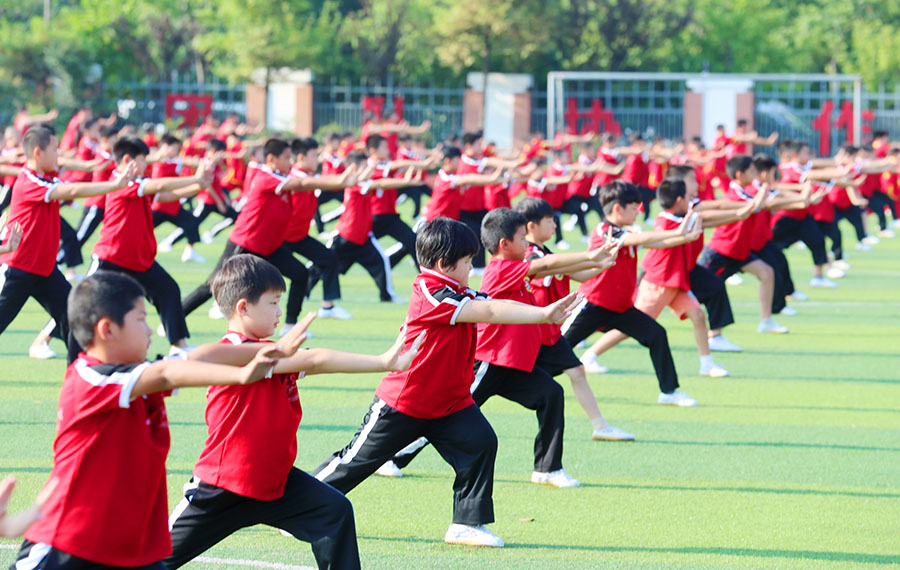 ممارسة الكونغ فو بمدرسة ابتدائية شرق الصين