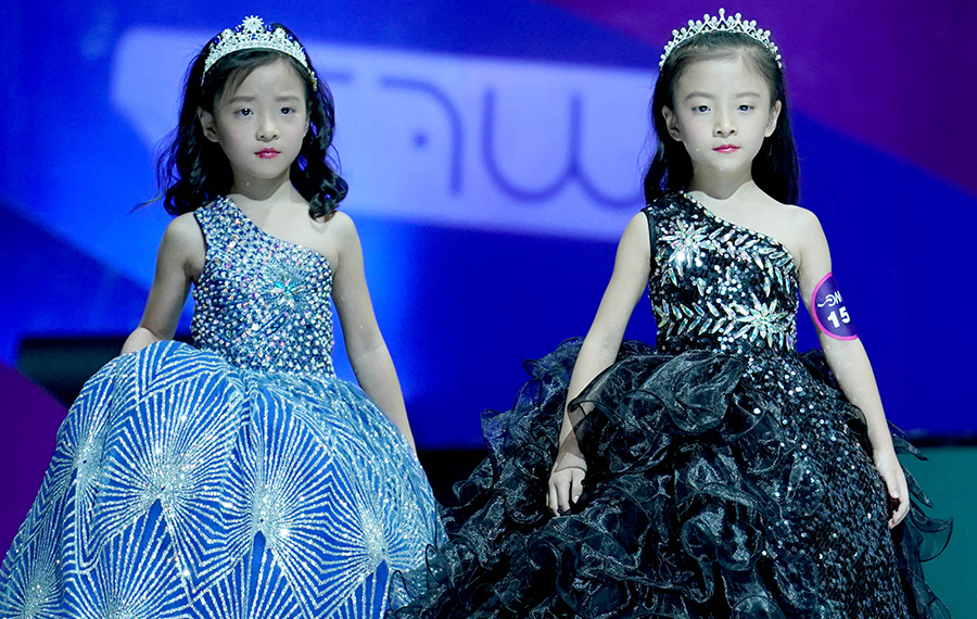 مسابقة لعروض أزياء الأطفال غرب الصين