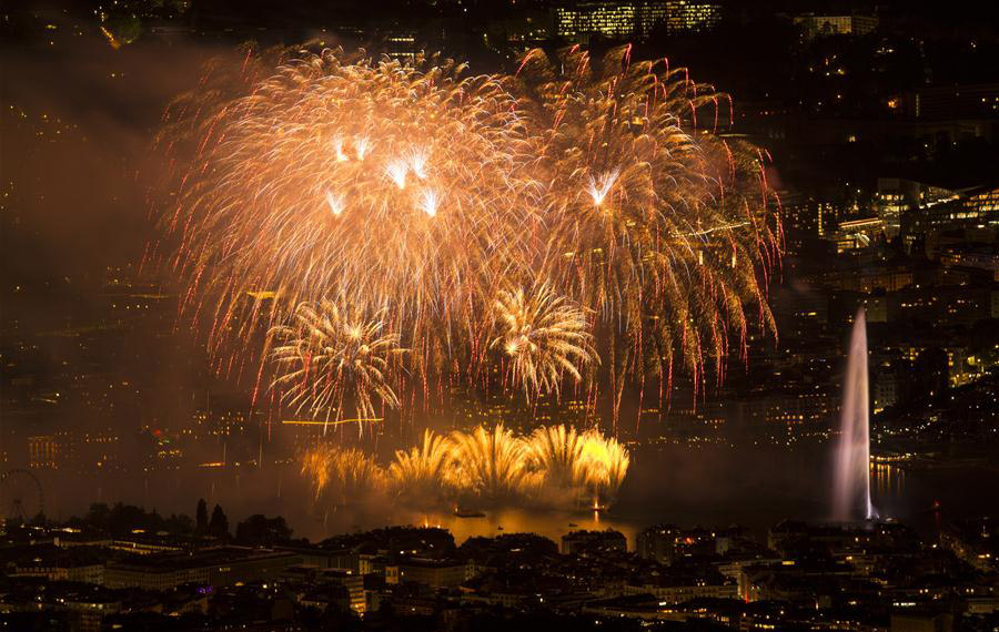 عروض الألعاب النارية على بحيرة ليمان للاحتفال بمهرجان جنيف السنوي