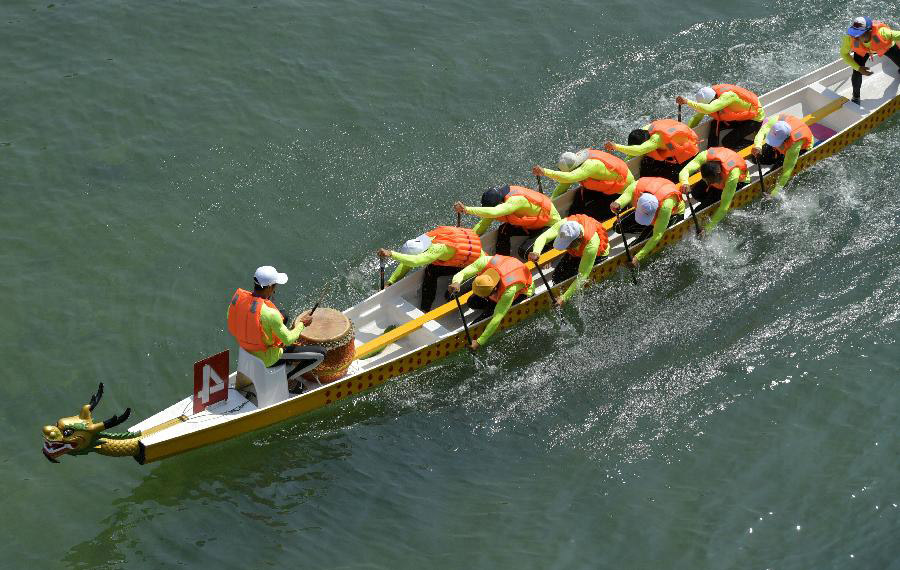 سباق قوارب التنين يجري في مقاطعة هوبي بوسط الصين