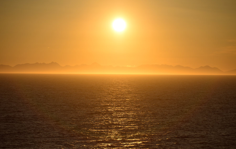التمتع بمناظر غروب الشمس على متن سفينة "تيان أن" الصينية