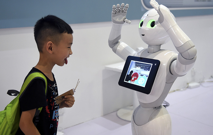 الأطفال والمراهق يجتمعون في المؤتمر العالمي للروبوت 2018 في بكين