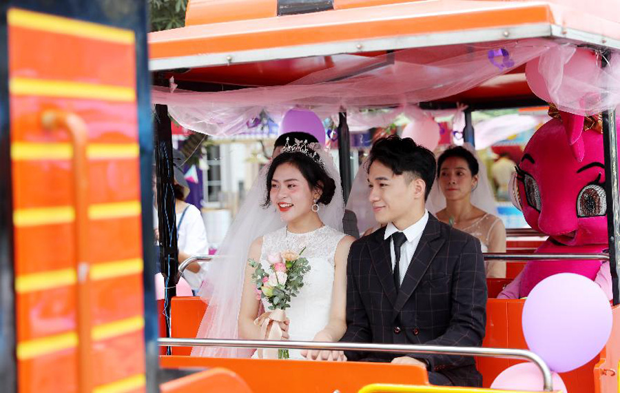 حفل زفاف جماعي في هابي فالي بشانغهاي