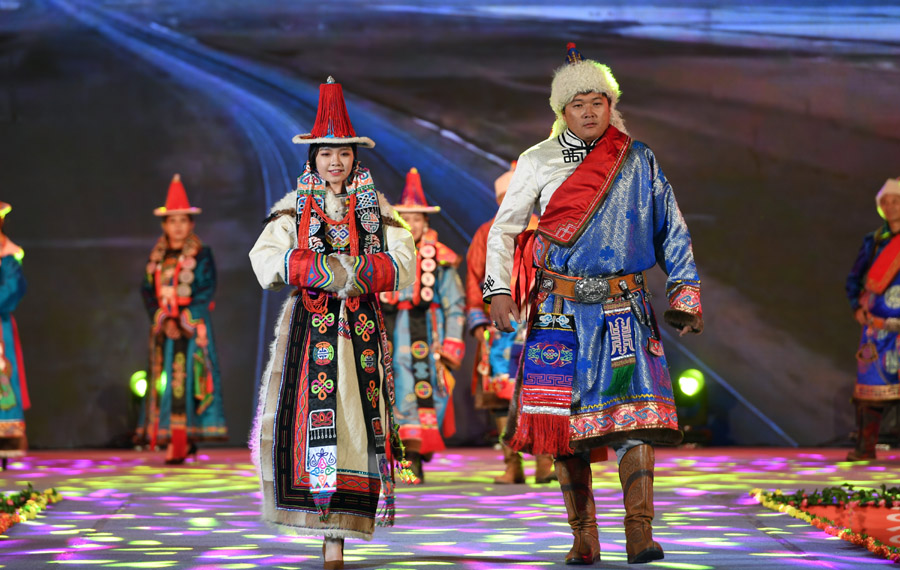 عروض الأزياء للقومية المنغولية تفتتح في مقاطعة قانسو