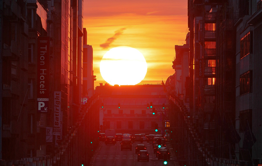 مناظر غروب الشمس على شارع في بروكسل، بلجيكا