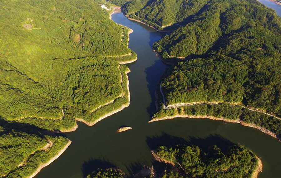 مناظر خلابة لبحيرة تاييانغ في تشونغتشينغ بجنوب غربي الصين