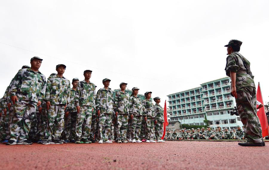 الطلاب يقومون بالتدريب العسكري للاستقبال المرحلة الدراسية الجديدة