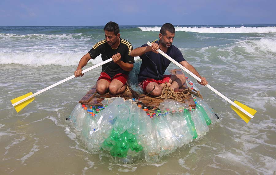 فلسطينيون يصنعون قاربا من الزجاجات البلاستيكية للإبحار جنوب غزة