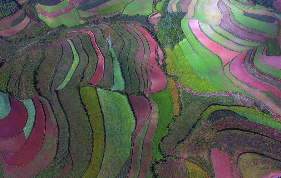 مناظر الأرض الحمراء في مقاطعة يوننان بجنوب غربي الصين