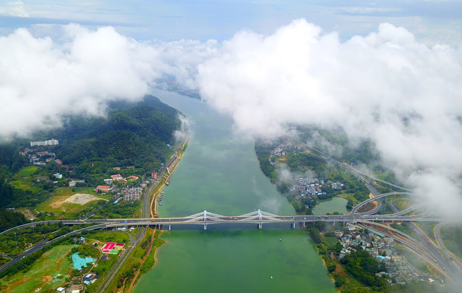 مناظر خلابة لنهر ليوجيانغ في مقاطعة قوانغشي بعد المطر