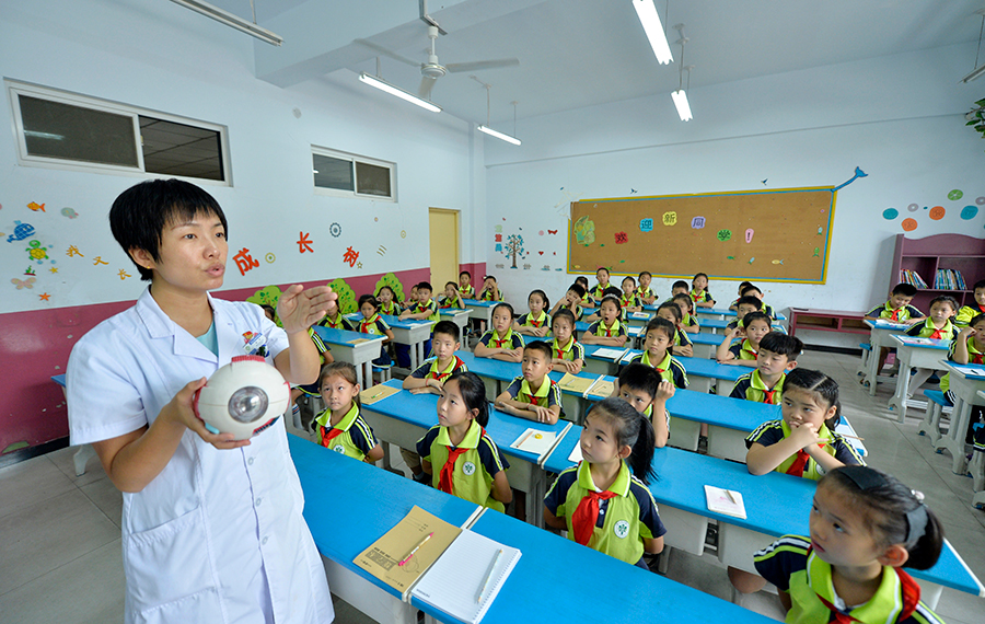 أنشطة لمساعدة الأطفال على اكتساب عادة جيدة لحماية أعينهم في اليوم الأول من المدرسة