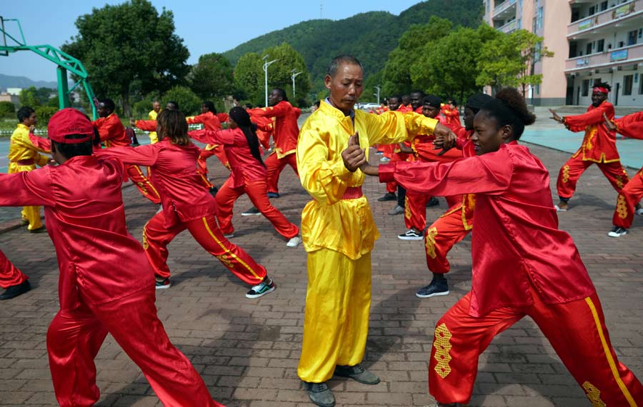 طلاب الأفارقة يجربون الثقافة التقليدية الصينية