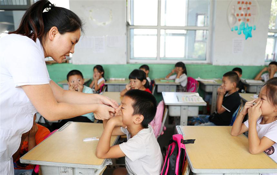 أنشطة حماية العيون لتلاميذ في مدرسة ابتدائية