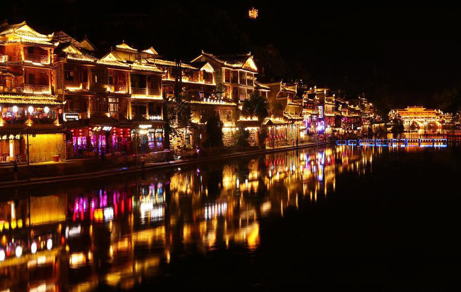 مناظر ليلية رائعة لبلدة فنغهوانغ القديمة في مقاطعة هونان بوسط الصين