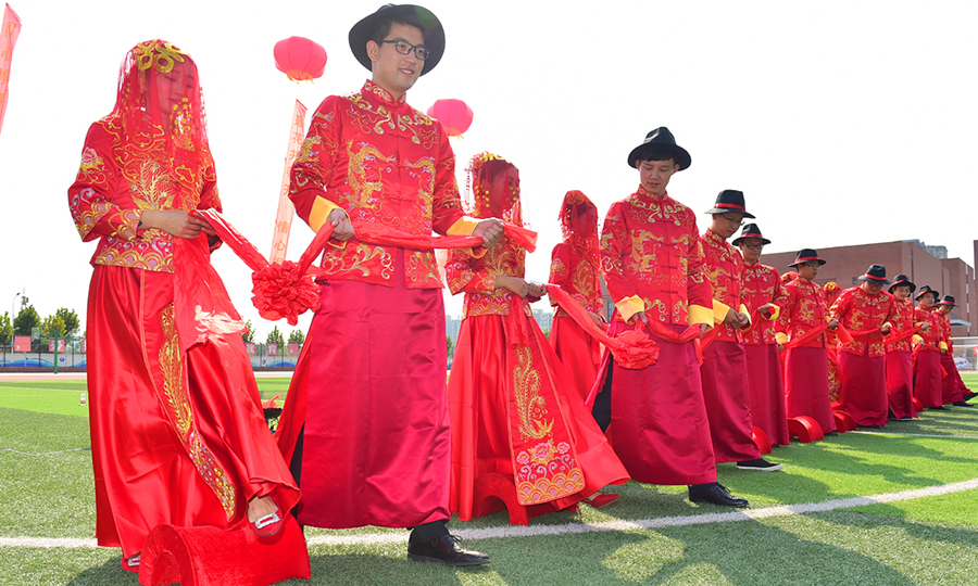 حفل زفاف جماعي للمعلمين يقام في مدرسة في مدينة شيجياتشوانغ بمقاطعة خبي