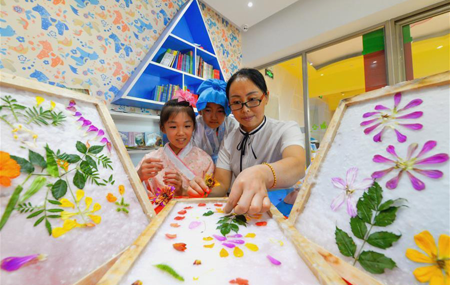 أطفال يتعلمون صناعة الورق الصينية التقليدية