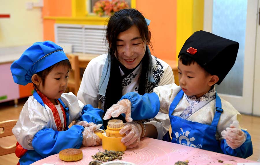 أطفال يصنعون كعك القمر التقليدي في شمالي الصين